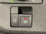 指先だけで簡単に操作が可能な電動パーキングブレーキを採用。「HOLD」スイッチを押すと、渋滞や信号待ちなどでブレーキペダルから足を離しても、ブレーキを保持するので安心です