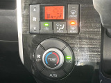 【オートエアコン】一度お好みの温度に設定すれば、車内の温度を検知し風量や温度を自動で調整。暑い&hellip;寒い&hellip;と何度もスイッチ操作をする必要はありません。快適な車内空間には必須の機能ですね♪