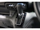インパネシフトだから視線の移動も少なく足元もスッキリ♪運転席もゆったりしているのでゆとりを持ってドライブできますね!