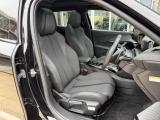 シートはファブリック&テップレザー仕様です。ホールド感のあるフロントシートは長時間の運転でも疲労感を感じさせず、腰への負担も軽減させます。