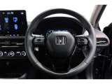 運転中もハンドルでの操作が可能です。特に高速道路等の目が離せない運転時には、便利さだけでなく、安全性も兼ね備えております。