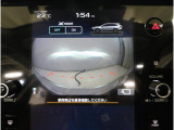 ■人気のフロントビューモニター装備。フロントグリルのカメラ映像をマルチファンクションディスプレイに表示。自車の前方の様子が確認可能です。見通しの悪い交差点や駐車・発進時などの前方確認をサポートします。