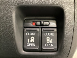 リアドアは乗り降りに便利な両側電動スライドドアです。また運転席に座っていながらスイッチ操作で自在にスライドドアを開け閉めできます。