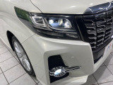 【LEDヘッドライト】悪天候や夜間走行時も良好な視界を確保し安心して運転できる高輝度LEDヘッドライトを装備!点灯速度が早く、消費電力も抑えられています。