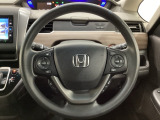 ハンドルにHondaセンシング系のクルーズコントロールやレーンキープアシストなどのスイッチと、オーディオの操作スイッチが装備されています。ハンドルから手を離さず安全に操作できます。