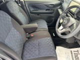 乗り心地の良いフロントシートです。足回りも広々としておりますので、長時間の運転も疲れづらいですよ。
