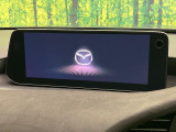 【マツダコネクトナビ】車内の雰囲気にマッチした一体型タイプのナビ。各種車輌設定やBluetooth再生等、様々な機能が楽しめます。直感的なダイヤル操作が可能で、使い勝手も良好です。