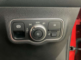 メモリー付きパワーシートが装備されている車両はシートの位置・ドアミラーの角度・ハンドルの位置を3名まで記憶出来ます。