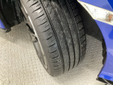 安全に走行するためには空気圧の確認をはじめ溝の深さ、ひび割れの等の点検が必要です。点検時に交換が必要と判断した場合は交換いたします。