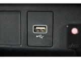 2.5AのUSB(充電)が付いており、車内でもしっかりとスマートフォン等の機器へ充電可能です♪