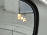 ブラインドスポットモニター装備。隣車線を走る車両を検知。ドアミラーでは確認しにくい後、側方エリアに存在する車両や急接近してくる車両も検知しドアミラーに搭載されたLEDインジケーターが点灯します。