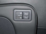 パワーシート調整スイッチになります。自分好みのポジションで安全運転を。
