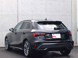 ・斜めからAudiを見るとプレス技術の高さを感じることができます。