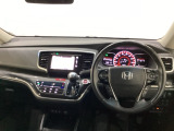 車内は光触媒抗菌消臭施工済です。スタイリッシュなデザインでスポーティなインパネ周りを演出します。グローブボックスやカップホルダーのほかにトレーなどたくさんの収納スペースが付いています。