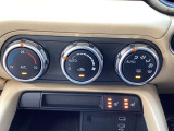 運転席、助手席に3段階調整式シートヒーターを装備。またステアリングにもヒーターを装備。フルオートエアコンなので温度を設定するだけで、吹出口・風量を自動的に調整してくれますので、快適にお過ごし頂けます。