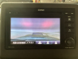 【バックカメラ】運転が苦手な方も車庫入れラクラクです!ギアをリバースに入れれば自動的に切り換わりますので、面倒な操作は不要です♪狭い駐車場もお車を傷つけず安心ですね!