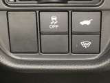 ハンドルの右側にHondaセンシング用のVSA解除スイッチとパワーテールゲートスイッチがついています。パワーテールゲートスイッチは車内からでもテールゲートの開け閉めを電動でできます。