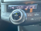 【オートエアコン】一度お好みの温度に設定すれば、車内の温度を検知し風量や温度を自動で調整。暑い&hellip;寒い&hellip;と何度もスイッチ操作をする必要はありません。快適な車内空間には必須の機能ですね♪
