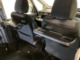 運転席・助手席の背もたれには、2列目シート用にカップホルダー付きの「格納式のシートバックテーブル」を装備しています。休憩時のちょっとした時間などカップを置いたり、小物置きに使えて便利です。