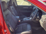 正しい姿勢で運転できるように体幹の腰部をしっかりささえるようデザインされているシートです。素材、シート形状を研究することでフィット感を高めつつ、優れた快適性を実現しています。