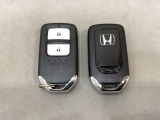 スマートキーを装備しています。鍵を差し込むことなくドアロックの開け閉めと、スタートボタン操作でのエンジンスタートができます。スペアキーも同じものを用意しております。