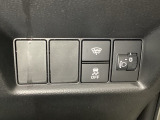 ハンドルの右側にはヘットライトリベライザーとVSA(ABS+TCS+横滑り抑制)の解除スイッチがついています。ヘッドライトリベライザーは道路状況や積荷の加重に応じてライトの高さを調節できます。