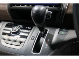 インパネシフトだから視線の移動も少なく足元もスッキリ♪運転席もゆったりしているのでゆとりを持ってドライブできますね!