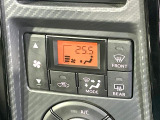 【オートエアコン】一度お好みの温度に設定すれば、車内の温度を検知し風量や温度を自動で調整。暑い&hellip;寒い&hellip;と何度もスイッチ操作をする必要はありません。快適な車内空間には必須の機能ですね♪