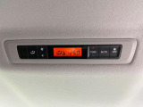 【リアオートエアコン】広い後部座席には必須の機能!風量や温度を自動で調整し前席と同様な車内環境にしてくれるリアオートエアコンを装備。夏の暑さも冬の寒さもストレスなく快適にお過ごしいただけます♪
