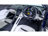 内装色はBianco、カーペットはNero、ステッチのカラーは同色。