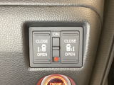 リアドアは乗り降りに便利な両側電動スライドドアです。また運転席に座っていながらスイッチ操作で自在にスライドドアを開け閉めできます。