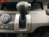 CVT車のセレクトレバーです。低速から高速まで、変速ショックのないスムーズな走りを実現するとともに、エンジン効率のよい領域を維持することで燃費にも貢献します。