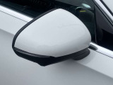 リアバンパー左右のレーダーセンサーにより車両の斜め後ろのミラーで見えない死角エリアに車両や自転車がいることを警告します。更に、側面衝突の危機があるときはブレーキを自動制御して危険回避をサポートします。