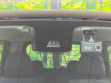 【三菱e-Assist】走行中に前方の車両等を認識し、衝突しそうな時は警報とブレーキで衝突回避と被害軽減をアシスト。より安全にドライブをお楽しみいただけます。