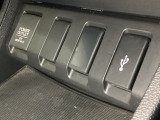 アクセサリーソケットはUSBのアダプターなどをつければ、スマホの充電にも使えます。横にはナビゲーション用の外部入力可能なUSB端子がついており、周辺には物が置けるトレーがついています。
