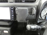 スマホをスッキリ収納できるスマホホルダーを装着済みです。