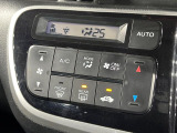 【オートエアコン】一度お好みの温度に設定すれば、車内の温度を検知し風量や温度を自動で調整。暑い&hellip;寒い&hellip;と何度もスイッチ操作をする必要はありません。快適な車内空間には必須の機能ですね♪