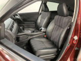 助手席側から見た車内の画像です。使い勝手の良い装備が整う上質な空間が広がっています。シートも快適で乗る人に安心感を与えます。