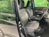 運転席まわりには十分なスペースがあり、大柄な方でもゆったり運転していただける環境です。