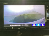 【バックカメラ】運転が苦手な方も車庫入れラクラクです!ギアをリバースに入れれば自動的に切り換わりますので、面倒な操作は不要です♪狭い駐車場もお車を傷つけず安心ですね!