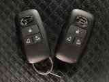 電子カードキーを携帯していれば、ドアハンドルやバックドアのリクエストスイッチを押すだけでドアの施錠・解錠が出来ます♪もちろん 遠隔操作も可能です!盗難防止のイモビライザー機能装備ですよ ☆