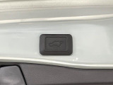 【パワーバックドア】スマートキーや運転席のボタンを押すだけでリアゲートが自動で開閉します!荷物を持っている時や、高い位置にあるバックドアを閉める際に便利な機能です♪