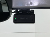 後方にもドライブレコーダー(社外品)のカメラが付いています。前後両方でお車の周りを監視・記録いたします。