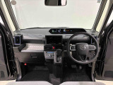 360&deg;UV&IRカット機能ガラス採用。見易い計器類と運転し易いレイアウトのドライビングポジションは、極細Aピラーの採用で視角も少なく前方&左右の見切りが良く安心して運転できます。