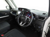 シンプルで使いやすいデザインの運転席です。