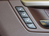 運転席は三人分のシートポジションを記憶します。