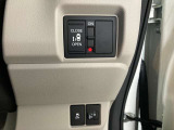 助手席側スライドドアは電動になります。
