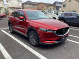 CX-5のフロントビューは、マツダの「魂動(こどう)デザイン」を体現した、洗練された彫りの深い表情が特徴です。