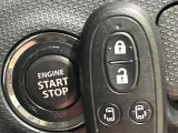 【キーレススタートシステム】カバンやポケットに入れたままでもドアの施錠・解錠が可能なスマートキーを装備。エンジンのオン・オフ時もカギを取り出す必要が無いからとっても便利です♪