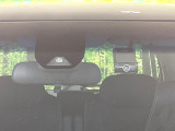 【ホンダセンシング】走行中に前方の車両等を認識し、衝突しそうな時は警報とブレーキで衝突回避と被害軽減をアシスト。より安全にドライブをお楽しみいただけます。